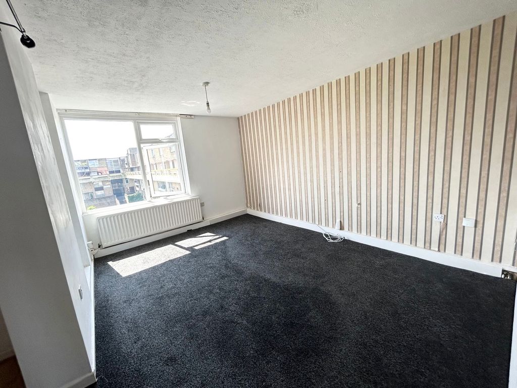3 bed flat for sale in Waterloo Walk, Washington NE37, £39,000