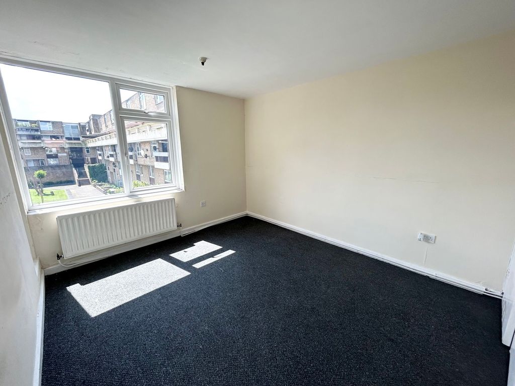 3 bed flat for sale in Waterloo Walk, Washington NE37, £39,000