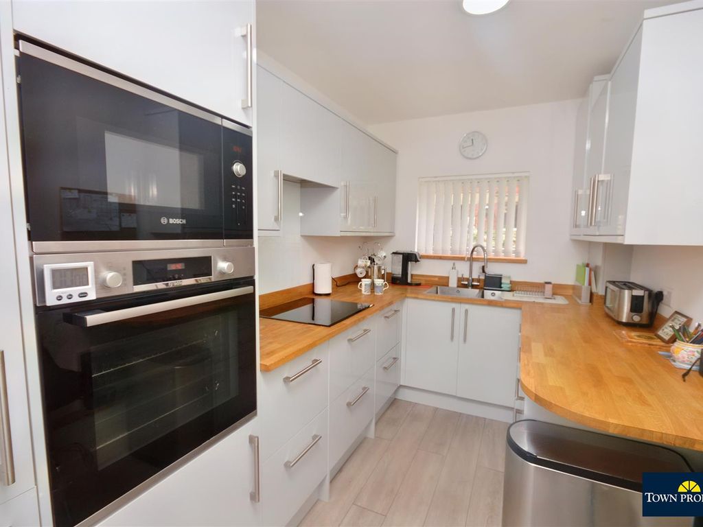 2 bed flat for sale in Grange Court, Grange Road, Eastbourne BN21, £325,000