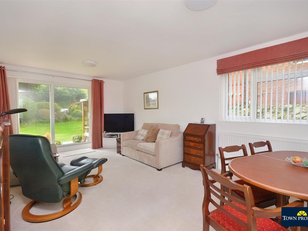 2 bed flat for sale in Grange Court, Grange Road, Eastbourne BN21, £325,000