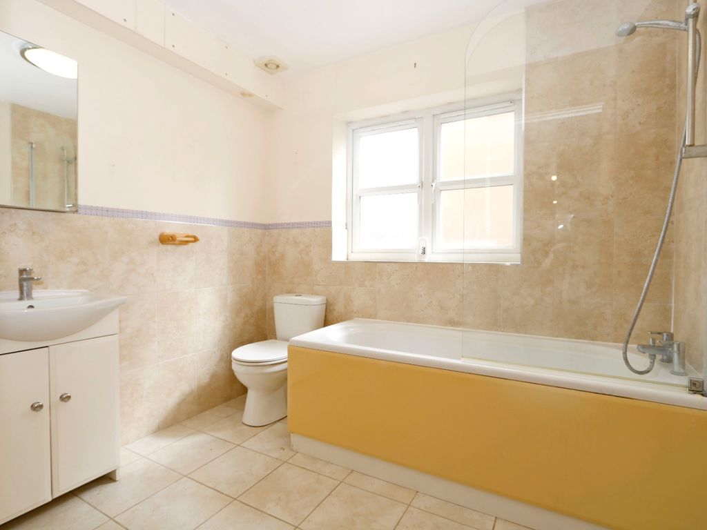 1 bed flat for sale in Rayleigh Road, Thundersley, Essex SS7, £190,000