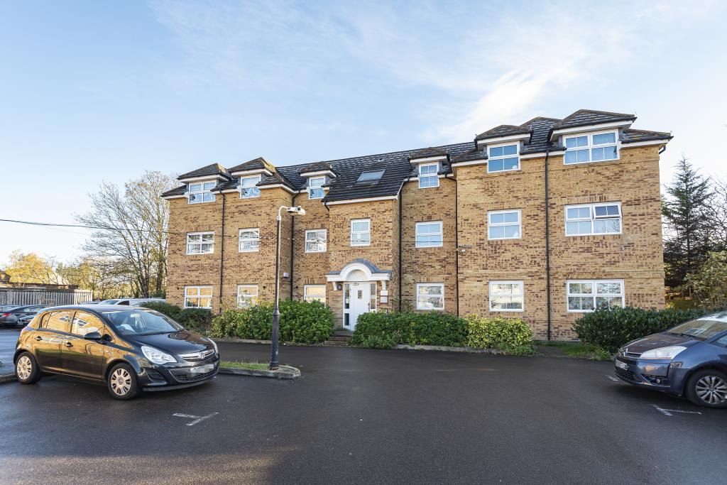 2 bed flat for sale in Slough, Berkshire SL1, £200,000