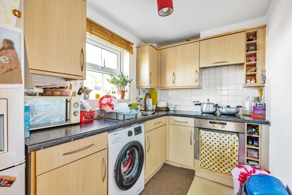 2 bed flat for sale in Slough, Berkshire SL1, £200,000