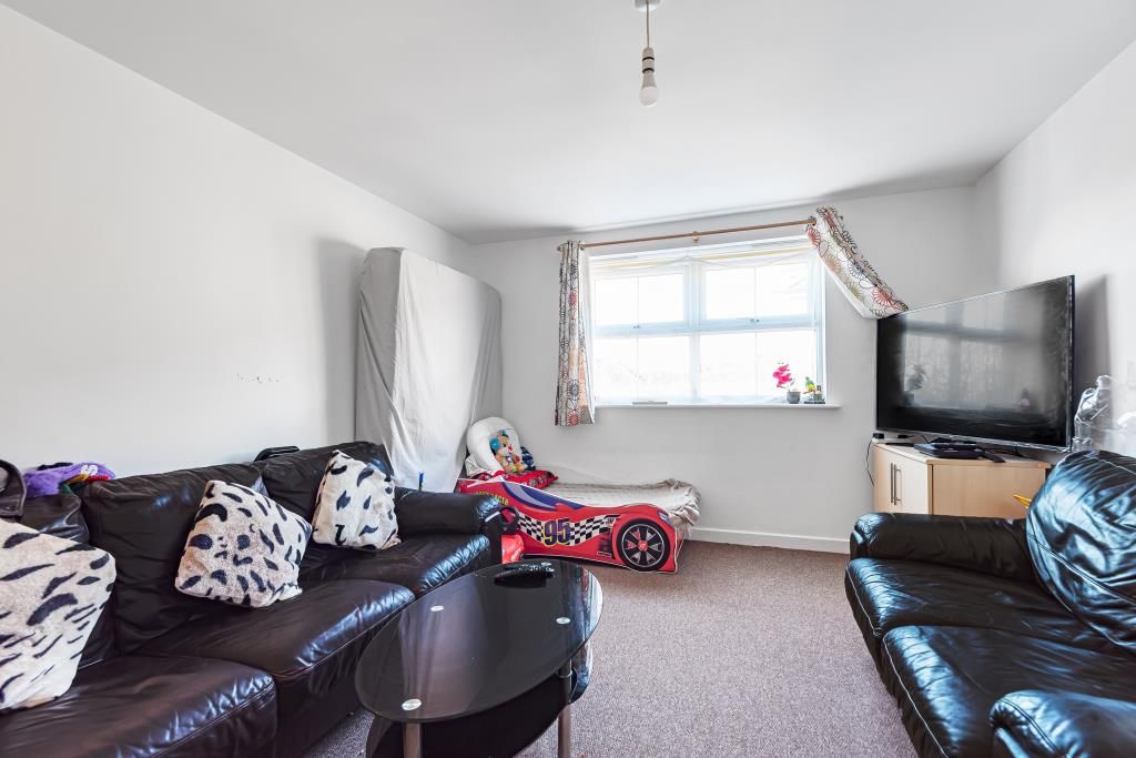 2 bed flat for sale in Slough, Berkshire SL1, £200,000