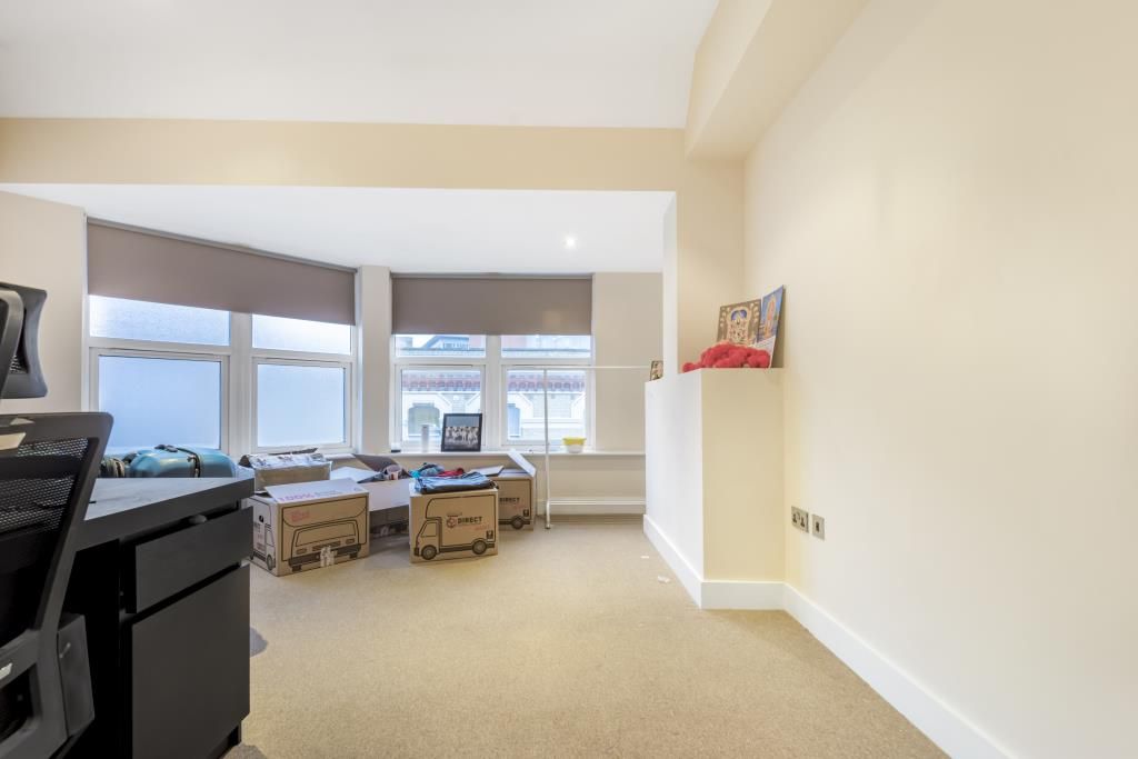2 bed flat for sale in Reading, Berkshire RG1, £250,000