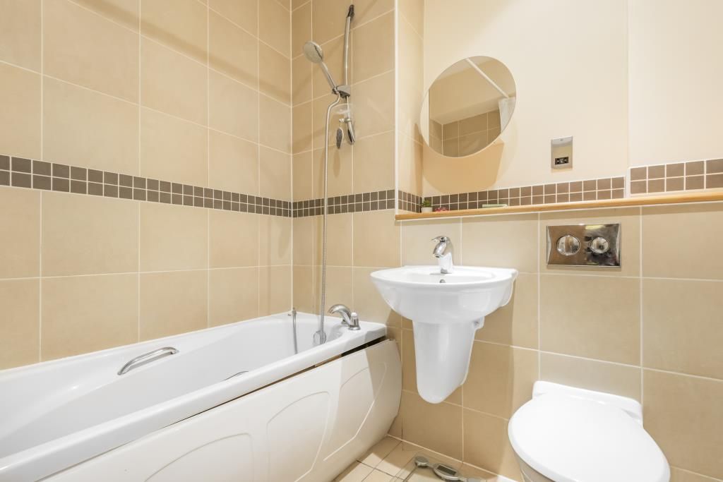 2 bed flat for sale in Reading, Berkshire RG1, £250,000