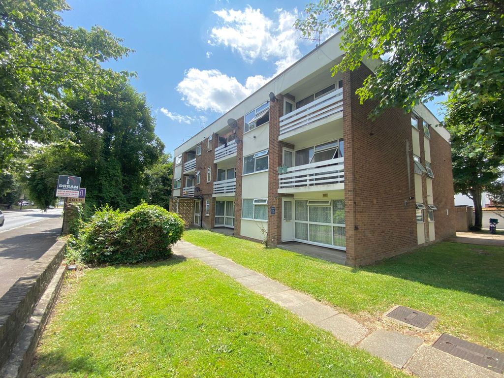 1 bed flat for sale in The Gables, Hounslow, Greater London TW5, £215,000