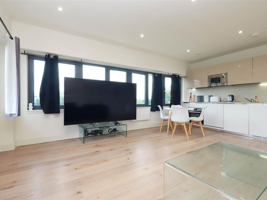 1 bed flat for sale in 4 Mondial Way, Harlington, Hayes UB3, £230,000