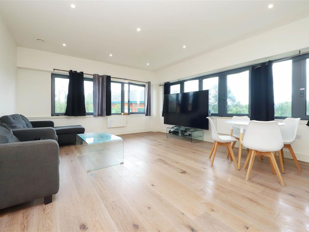 1 bed flat for sale in 4 Mondial Way, Harlington, Hayes UB3, £230,000