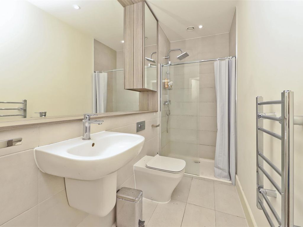 1 bed flat for sale in 4 Mondial Way, Harlington, Hayes UB3, £230,000