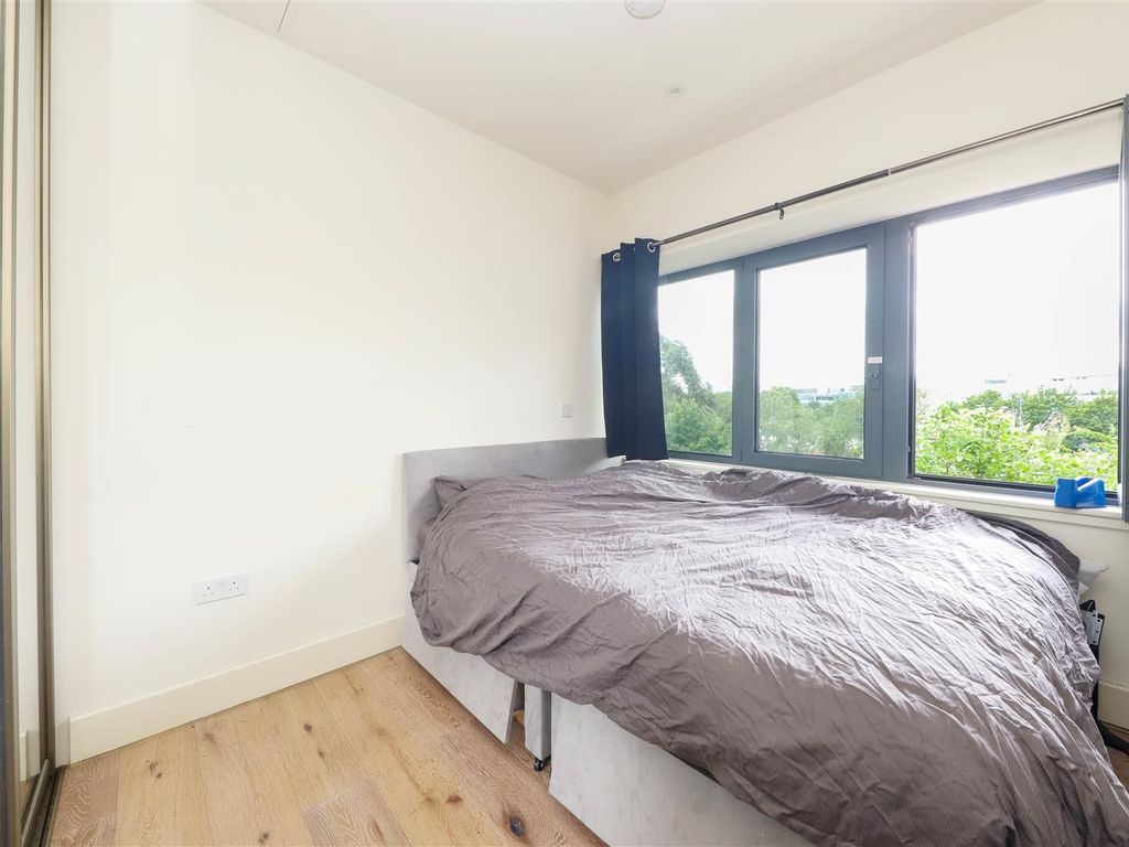 1 bed flat for sale in 4 Mondial Way, Harlington, Hayes UB3, £230,000