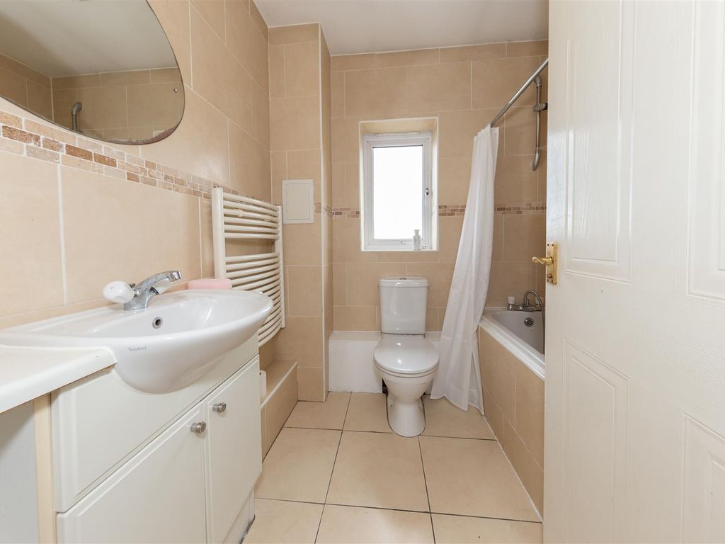 2 bed flat for sale in Morgan Close, Luton, Bedfordshire LU4, £180,000