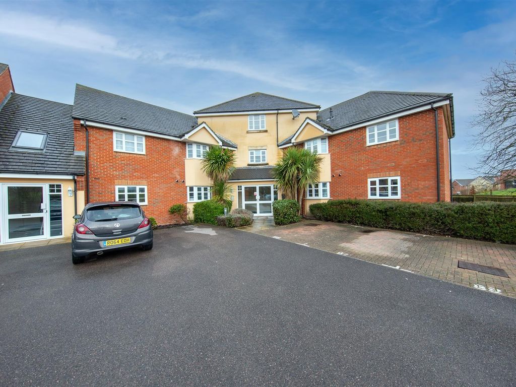 2 bed flat for sale in Peppercorn Way, Dunstable, Bedfordshire LU6, £180,000