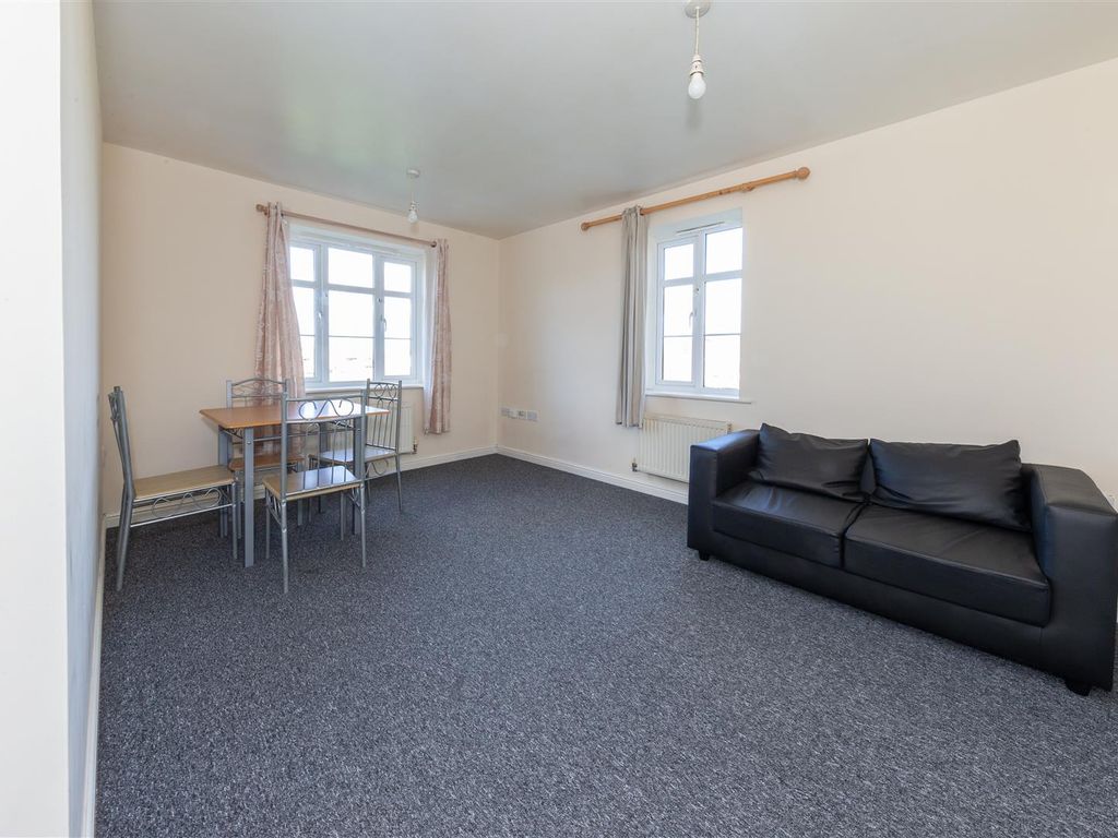 2 bed flat for sale in Peppercorn Way, Dunstable, Bedfordshire LU6, £180,000