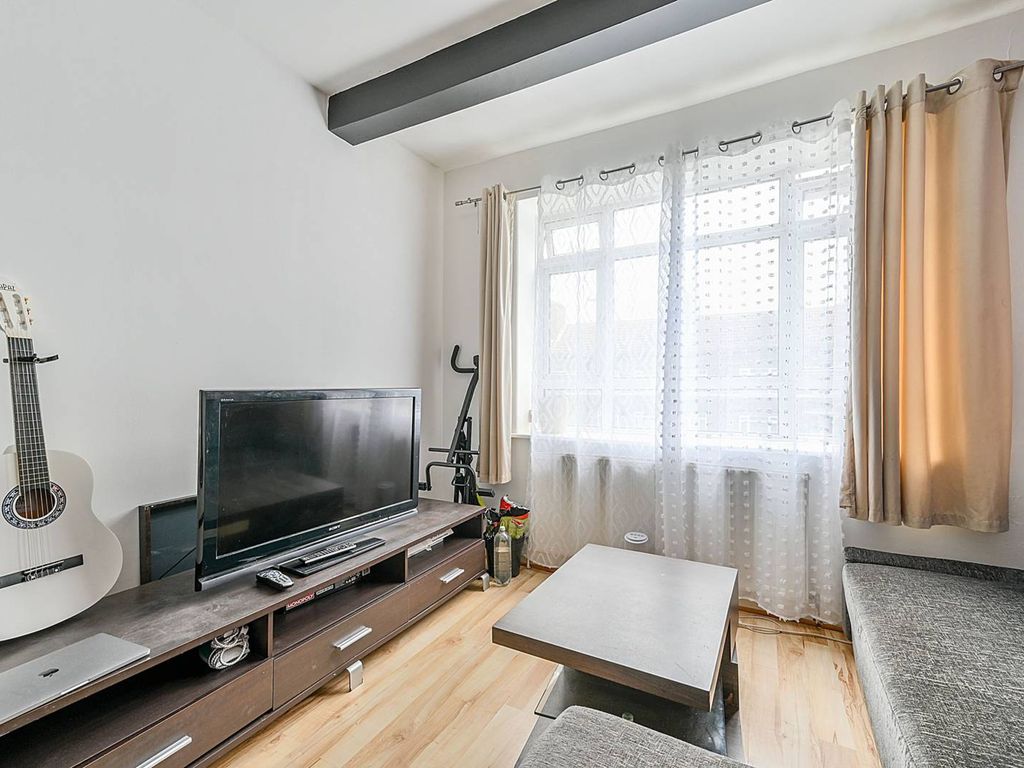2 bed flat for sale in White City Estate, White City, London W12, £300,000