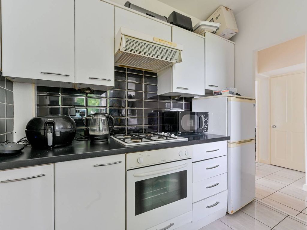 2 bed flat for sale in White City Estate, White City, London W12, £300,000