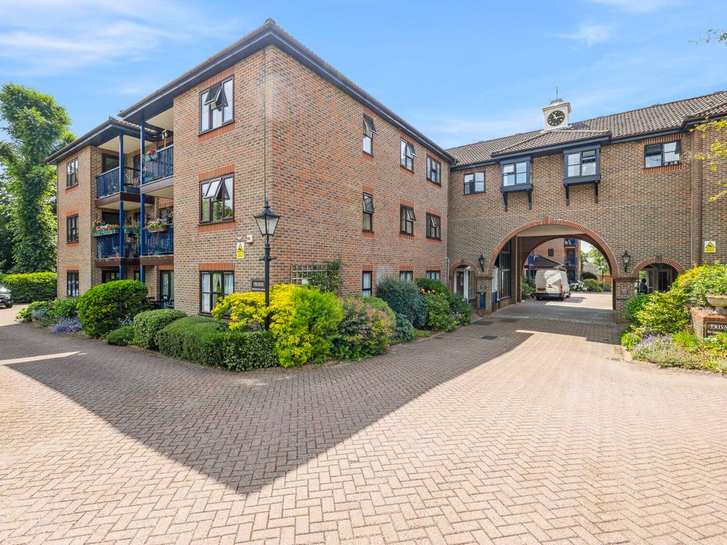 1 bed flat for sale in Ref: Gk - Wray Park Road, Reigate RH2, £220,000