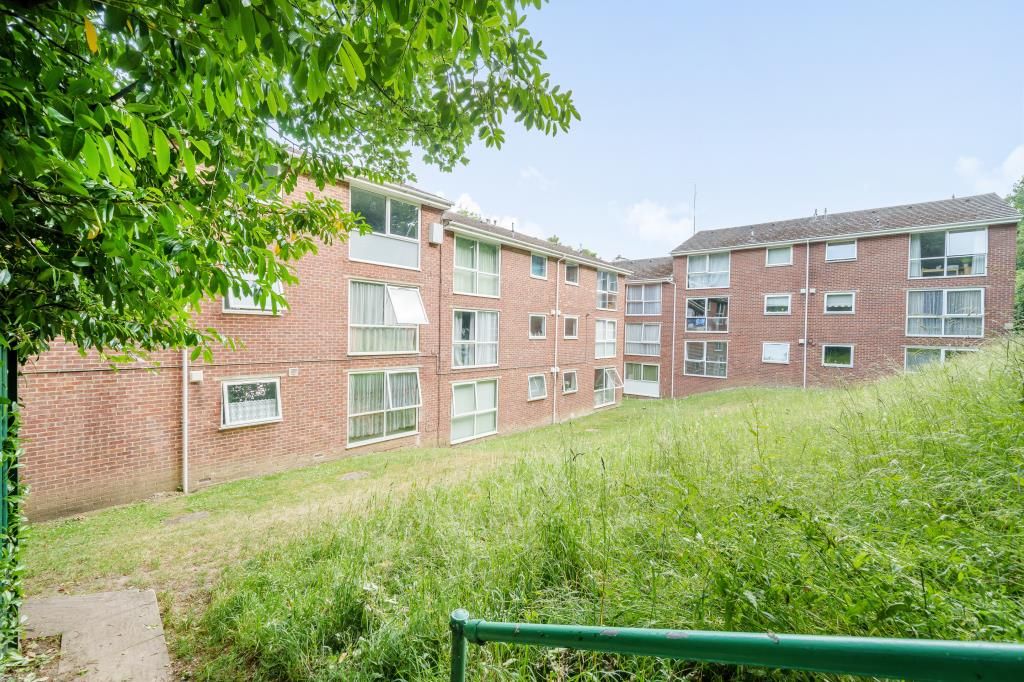 2 bed flat for sale in West Reading, Berkshire RG30, £180,000