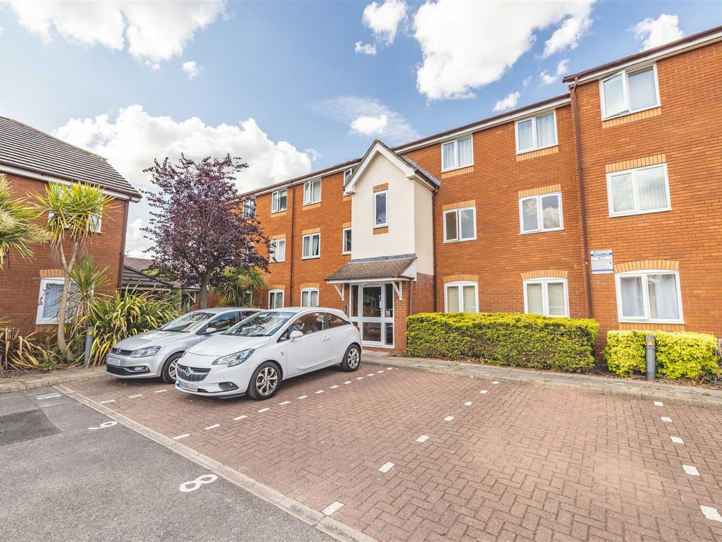 2 bed flat for sale in Firs Avenue, Windsor SL4, £285,000