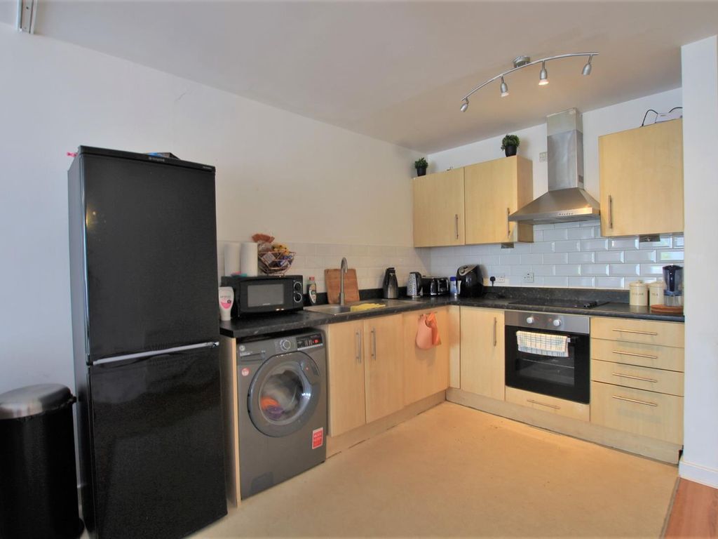 2 bed flat for sale in Canalside Gardens, Southall UB2, £269,950