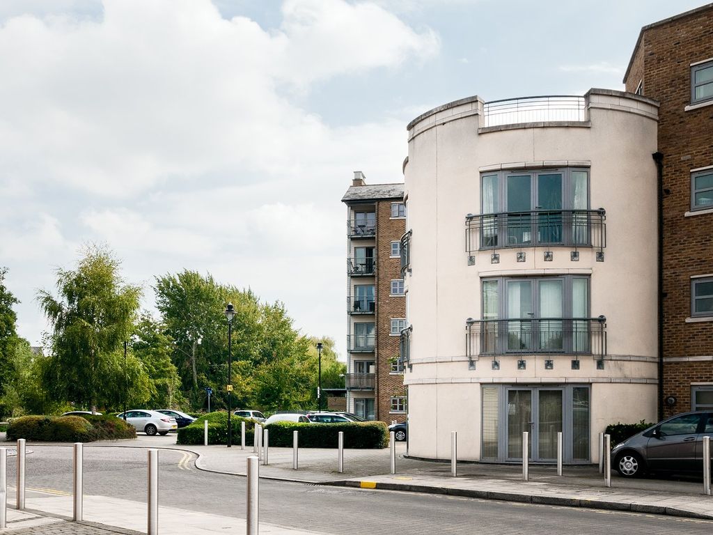 2 bed flat for sale in Rotary Way, Colchester CO3, £225,000