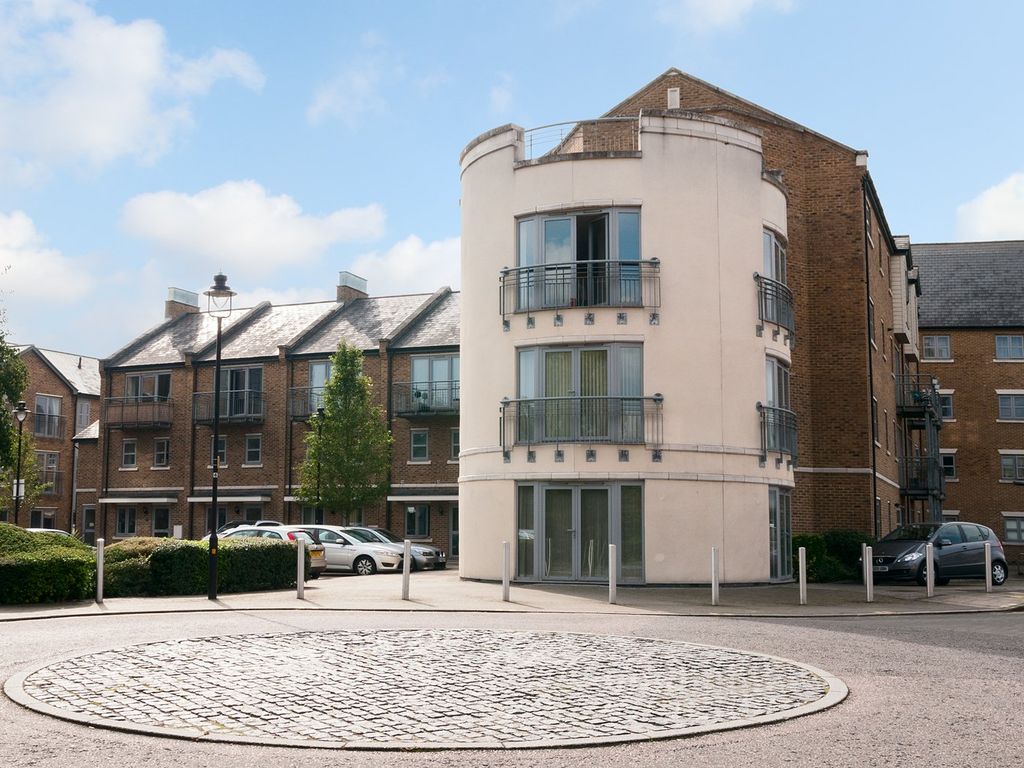2 bed flat for sale in Rotary Way, Colchester CO3, £225,000