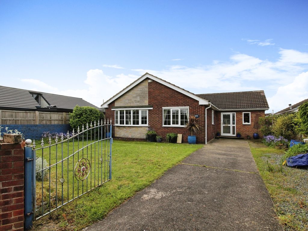 3 bed detached bungalow for sale in Kestrel Drive, Rossington, Doncaster DN11, £250,000