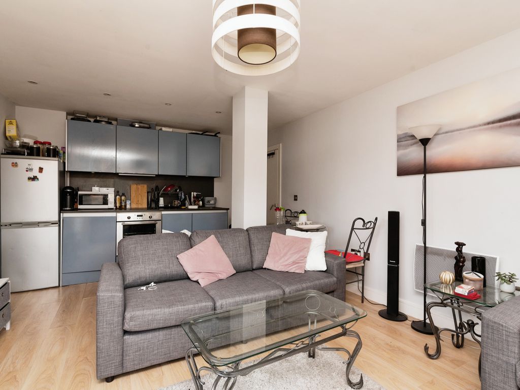 2 bed flat for sale in Galleon Way, Cardiff CF10, £160,000