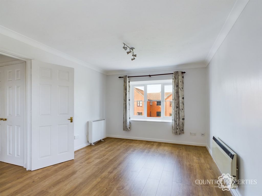 2 bed flat for sale in Tempsford, Welwyn Garden City AL7, £250,000