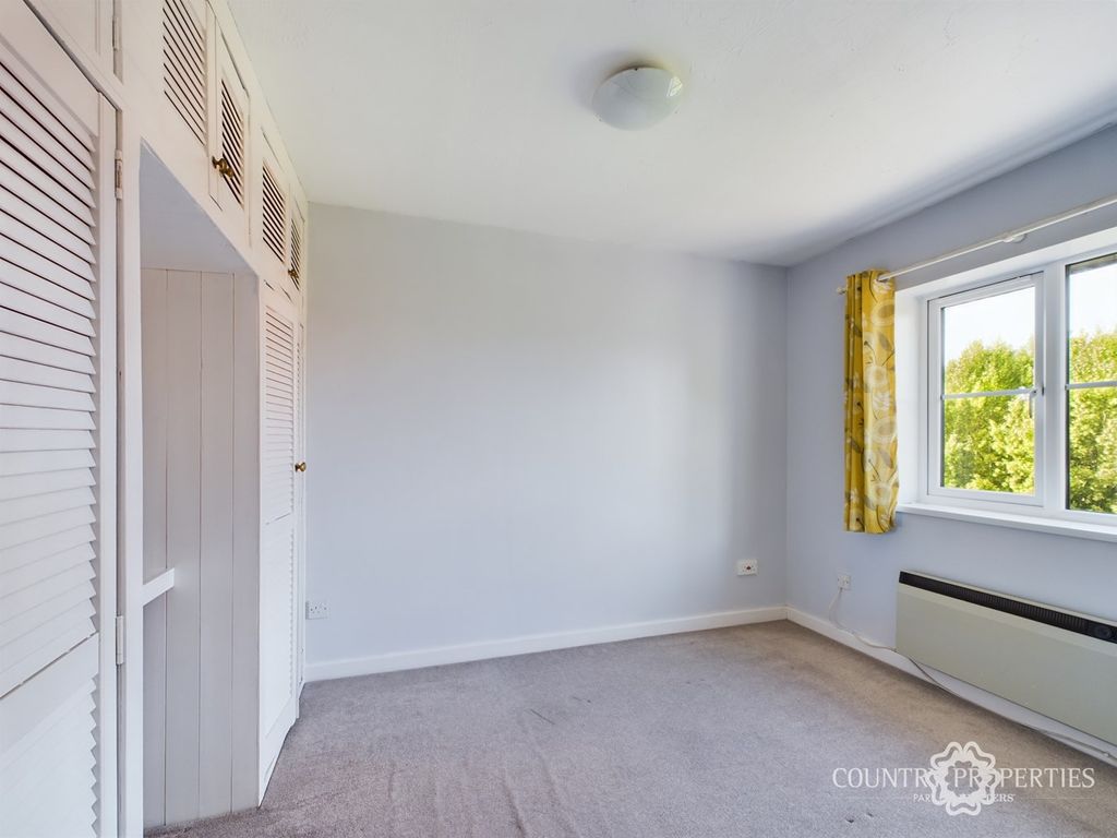 2 bed flat for sale in Tempsford, Welwyn Garden City AL7, £250,000