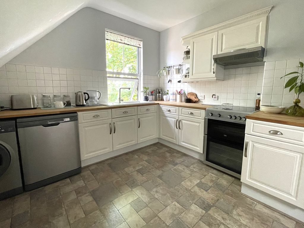 1 bed flat for sale in 14 The Avenue, Camberley GU15, £250,000