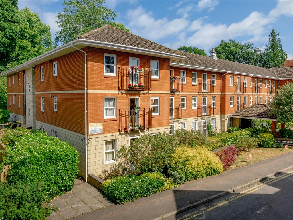 1 bed flat for sale in Roebuck Close, Bancroft Road, Reigate RH2, £120,000