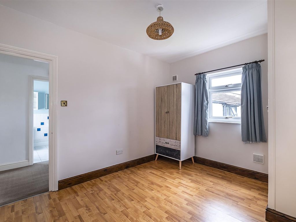 1 bed flat for sale in Worple Road, Epsom KT18, £250,000