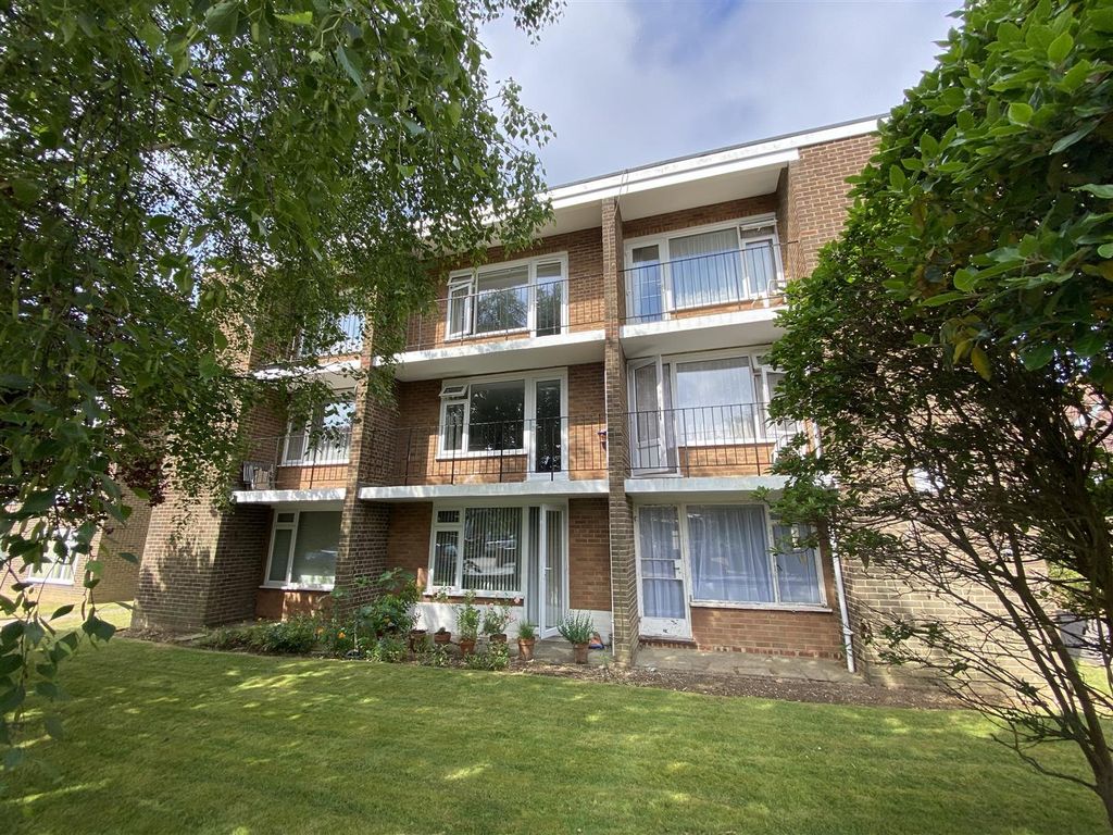 1 bed flat for sale in Wallace Avenue, Worthing BN11, £155,000