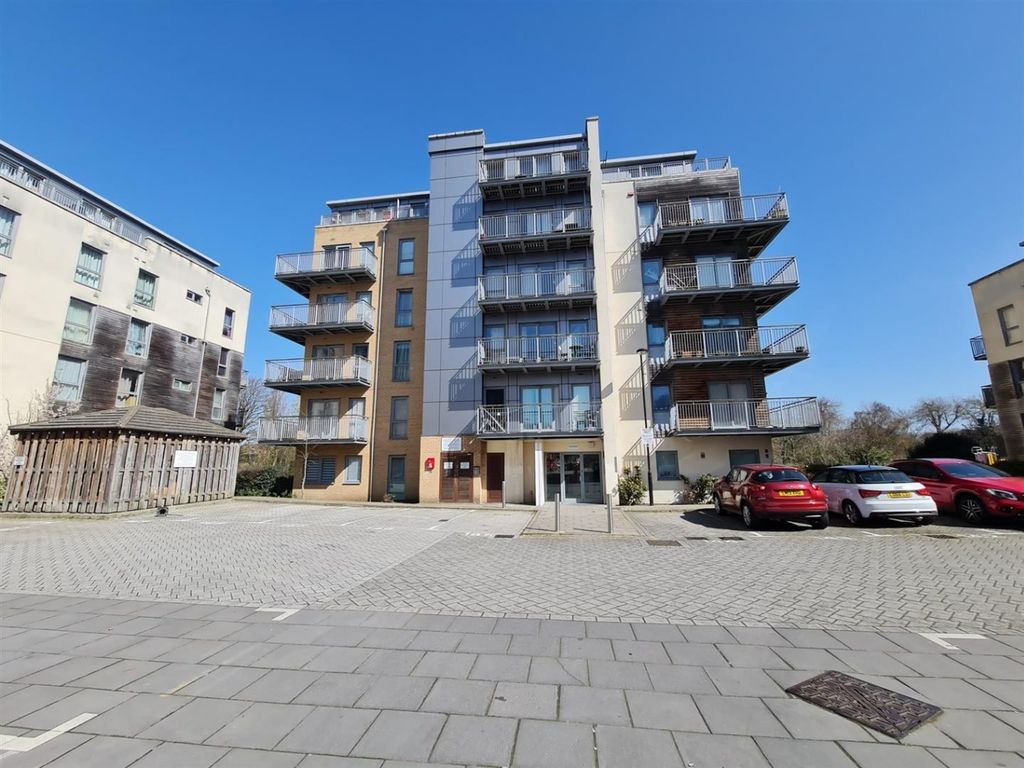 2 bed flat for sale in Flora Court, Fortune Avenue, Edgware HA8, £265,000
