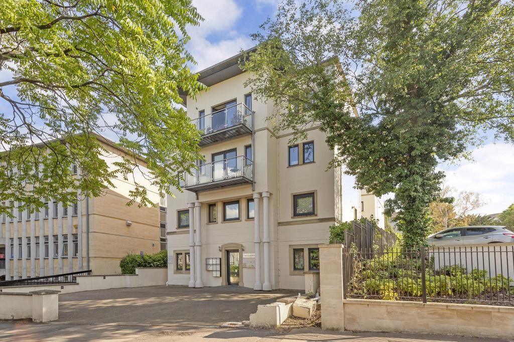 2 bed flat for sale in St. Georges Road, Cheltenham GL50, £325,000