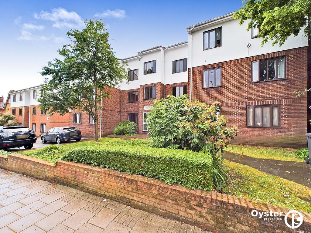 1 bed flat for sale in Station Road, New Barnet EN5, £260,000