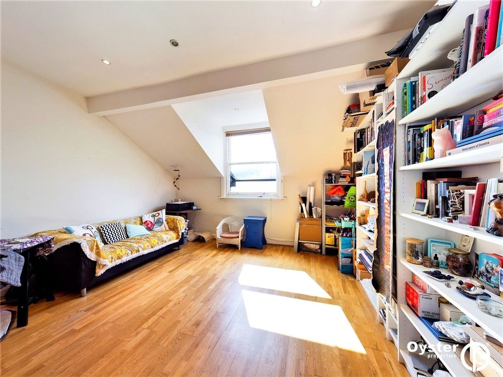 1 bed flat for sale in Northern Star House, 130 High Road N11, £250,000