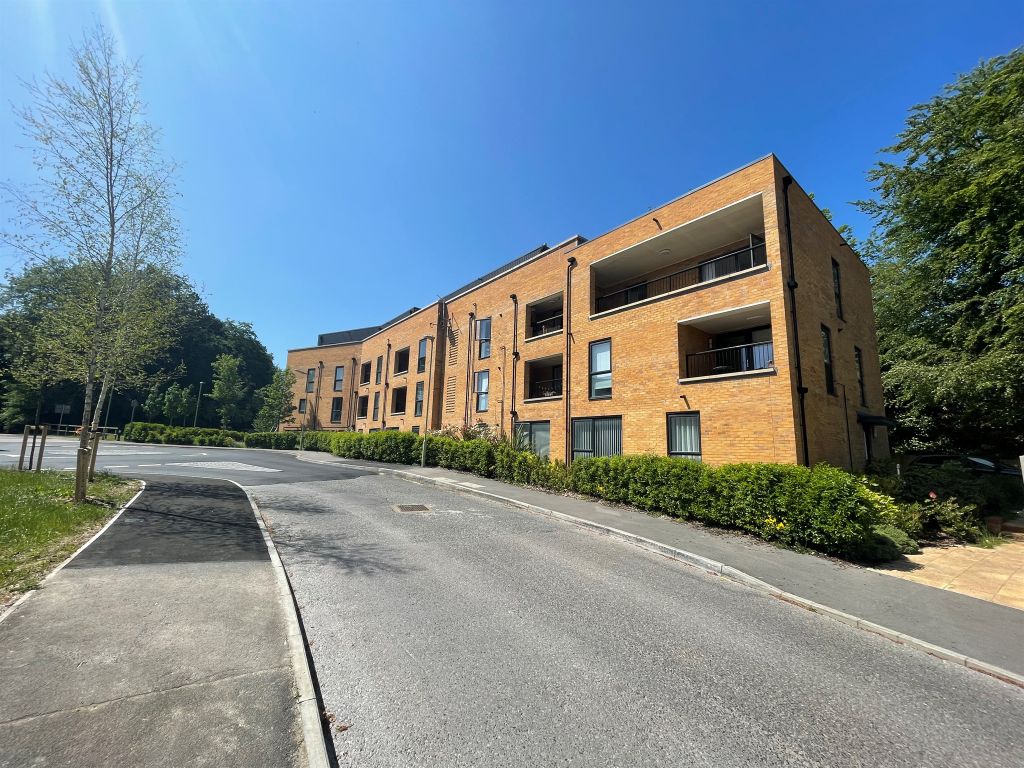 1 bed flat for sale in Divot Way, Basingstoke RG24, £174,995