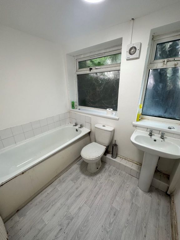 2 bed flat for sale in Howe Street, Gateshead NE8, £55,000