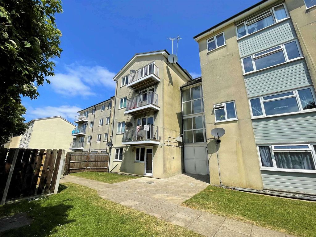 2 bed flat for sale in Fort Cumberland Road, Southsea PO4, £100,000