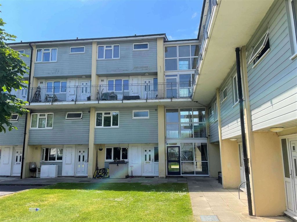 2 bed flat for sale in Fort Cumberland Road, Southsea PO4, £100,000
