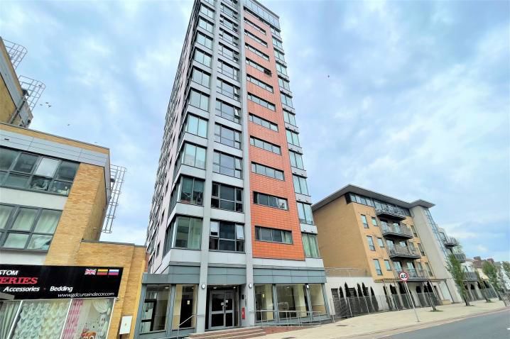 1 bed flat for sale in Eastern Avenue, Ilford IG2, £190,000