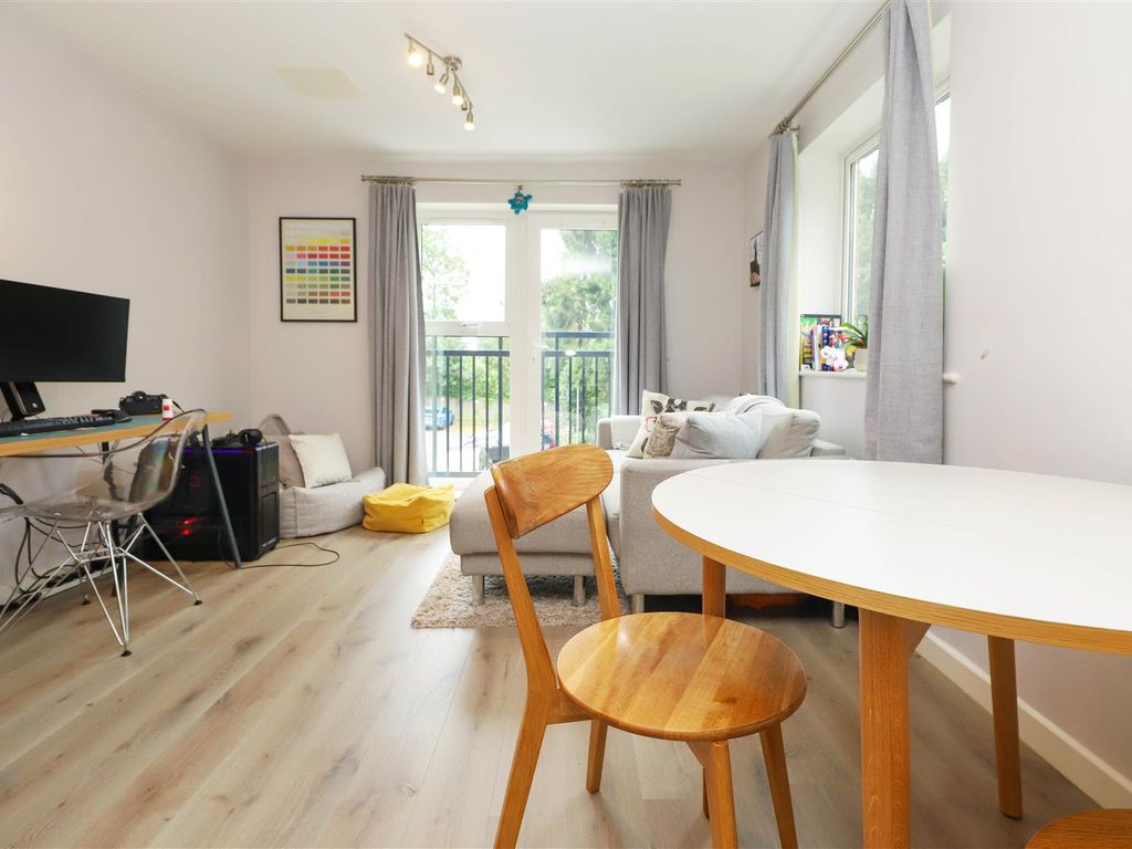 1 bed flat for sale in Harefield Road, Uxbridge UB8, £104,000