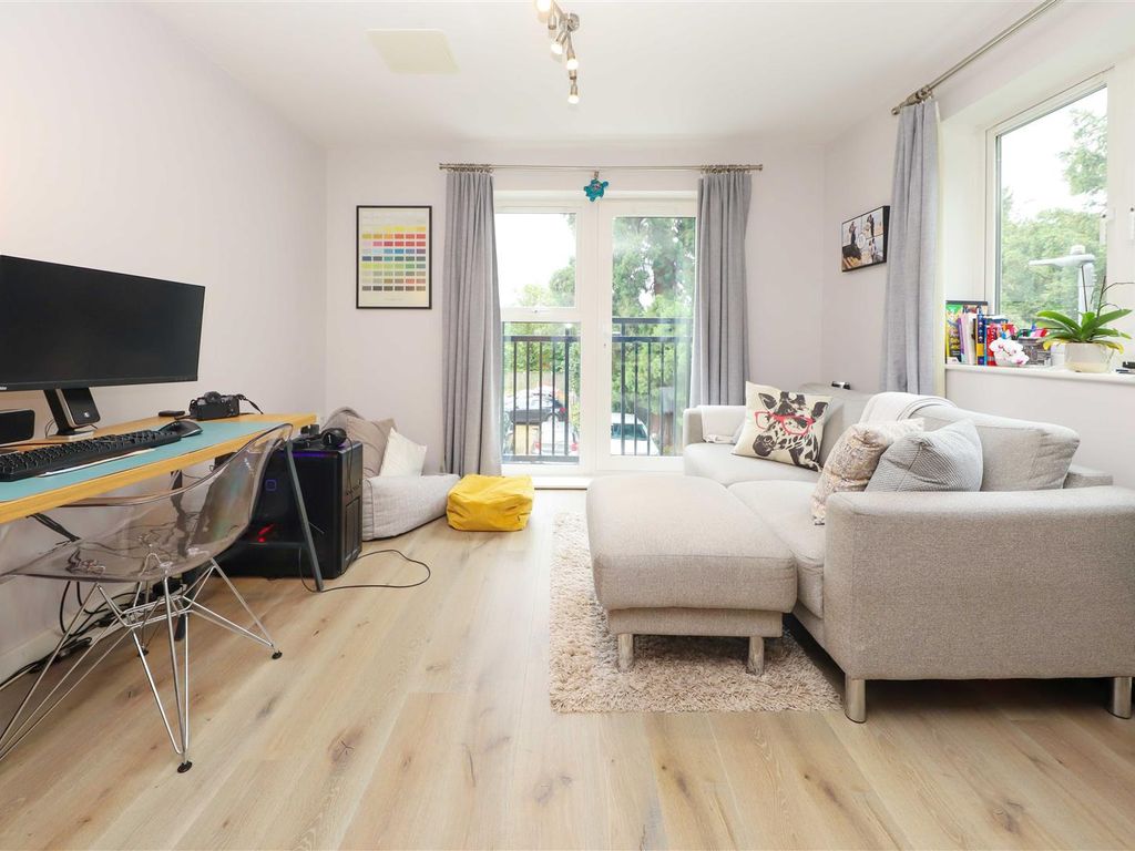 1 bed flat for sale in Harefield Road, Uxbridge UB8, £104,000