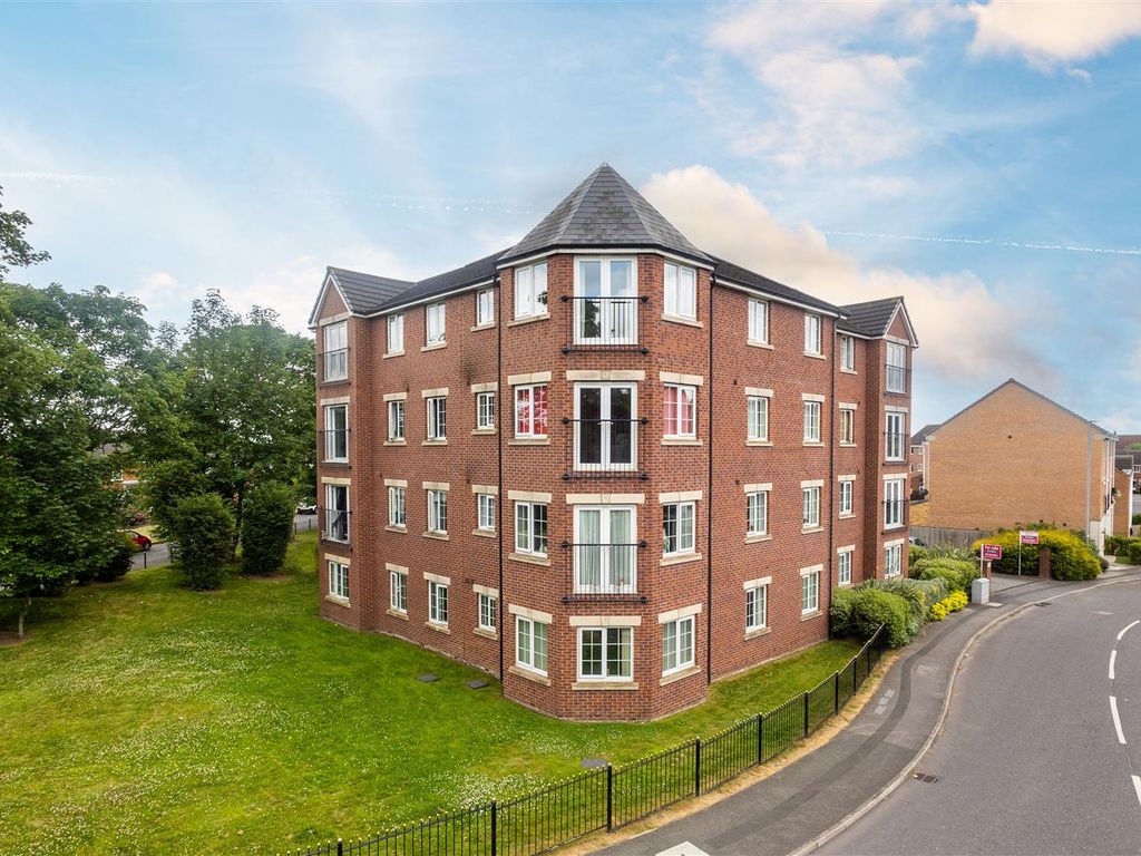 2 bed flat for sale in New Forest Way, Middleton, Leeds LS10, £127,500