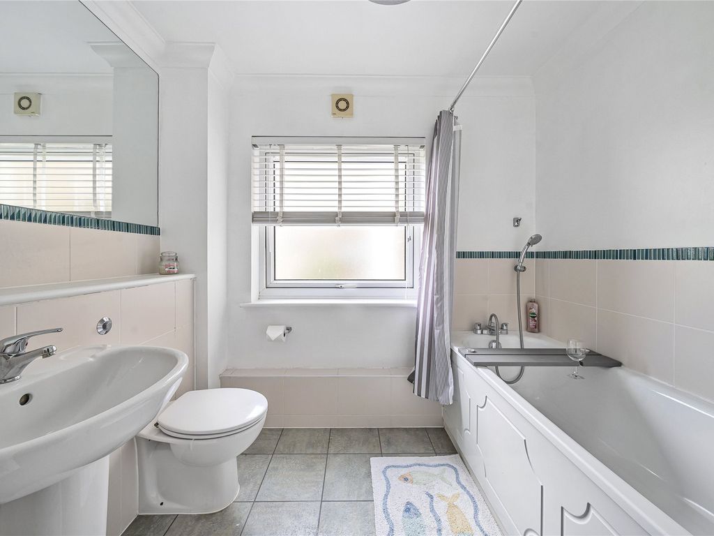 2 bed flat for sale in Ashford Road, Ashford, Surrey TW15, £250,000