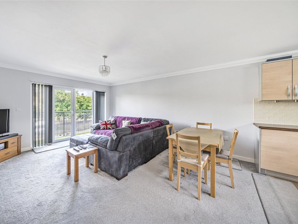 2 bed flat for sale in Ashford Road, Ashford, Surrey TW15, £250,000