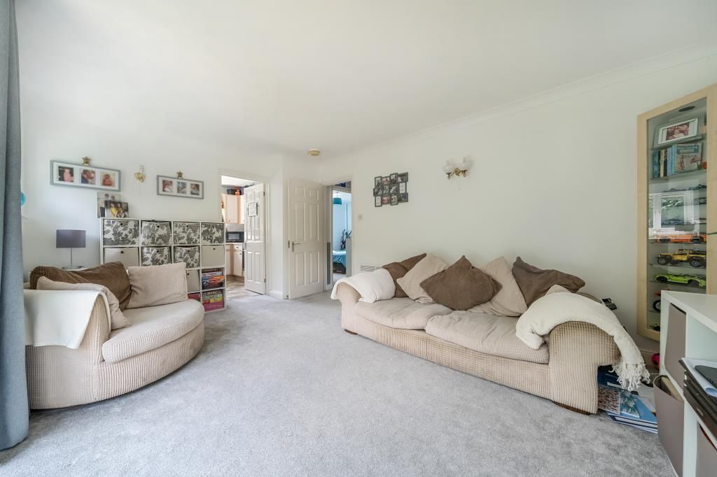 2 bed flat for sale in Witney, Oxfordshire OX28, £210,000