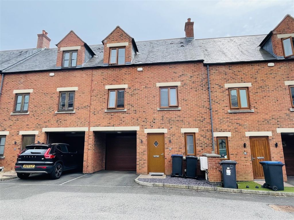 3 bed property for sale in New Street, Hinckley LE10, £240,000